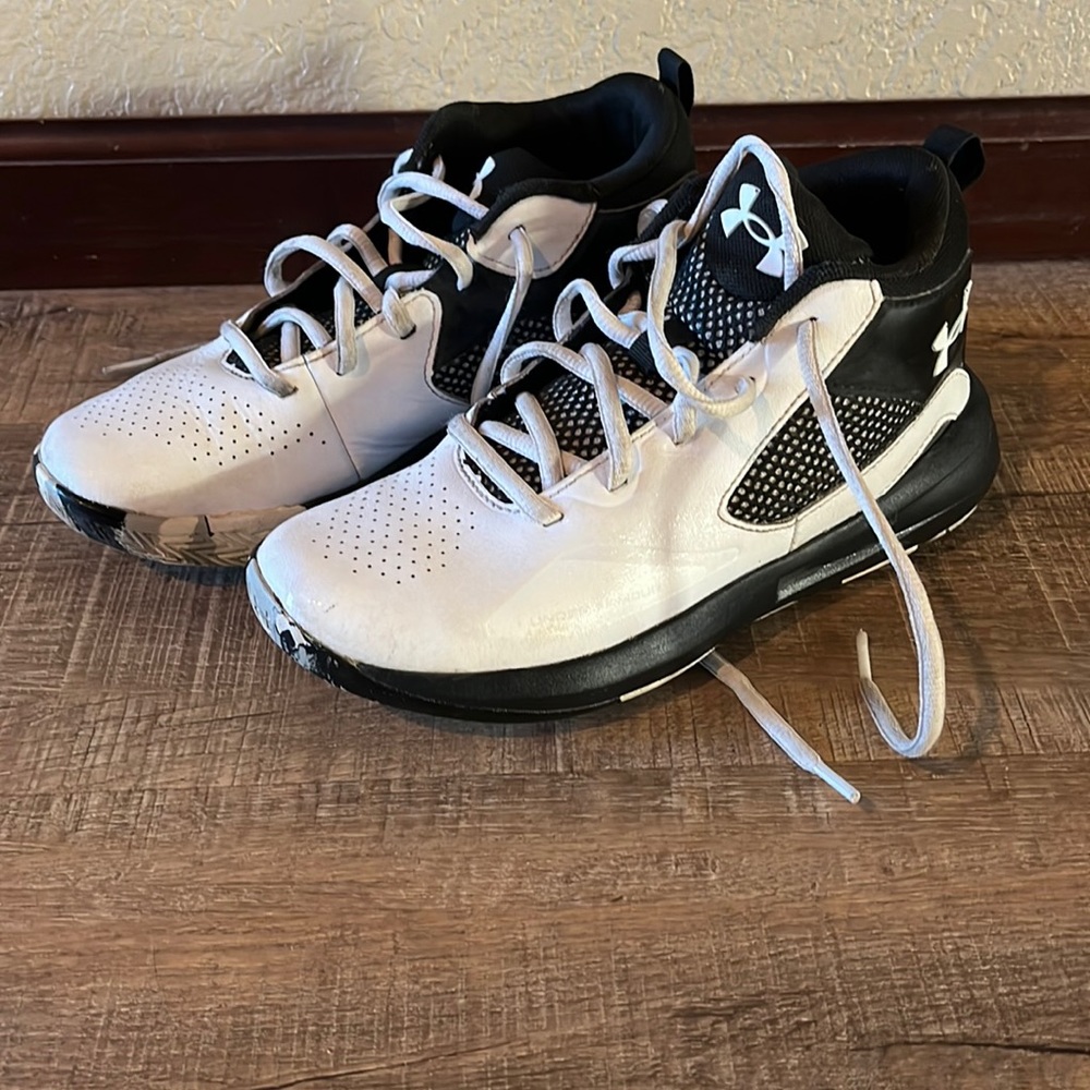 UA youth basketball shoes size 4